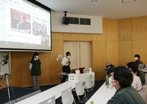 「ＳＤＧｓすごろく」で交流する参加者＝昭和区の南山大で