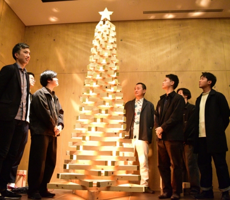 金沢工業大生らが手掛けたクリスマスツリー=金沢市で