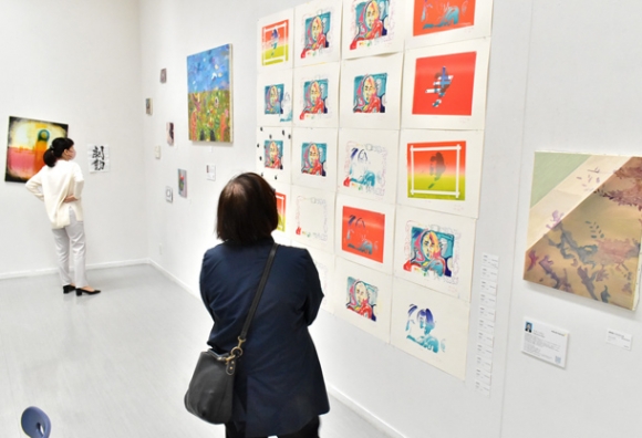 県立芸術大、名古屋芸術大、名古屋造形大の学生らの絵画や版画作品が並ぶ展示＝東区大幸南１の市民ギャラリー矢田で