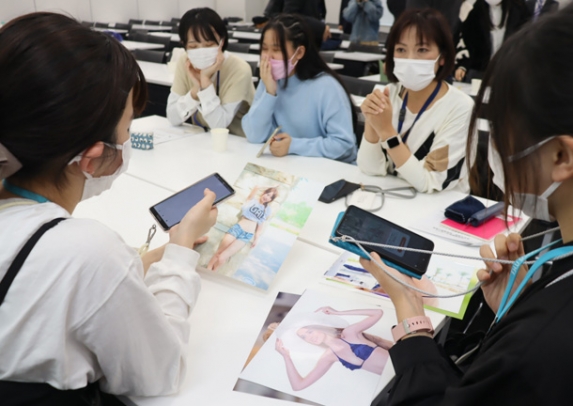 アプリをダウンロードし、試してみる学生ら＝豊明市沓掛町の藤田医科大で