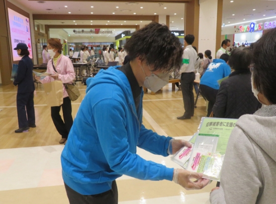 来店客に被害者支援の必要性を伝える参加者＝岐阜市正木中のマーサ２１で