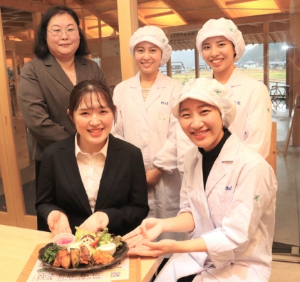 ランチメニューを考案した加藤さん（前列左）ら＝山県市小倉の体験農園みとかで