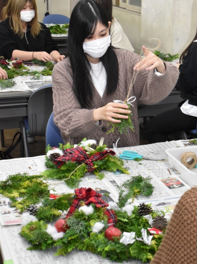 リース作りを体験する学生たち=一宮市の修文大短期大学部で