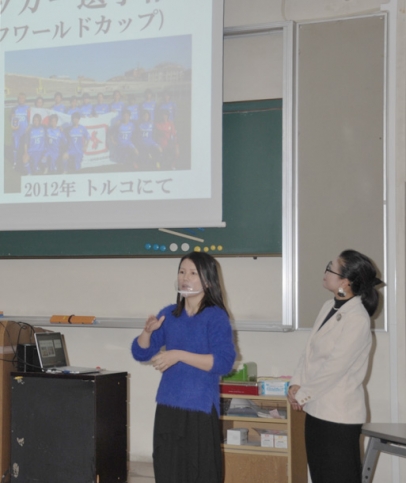 学生たちに手話で語る佐古さん（左）