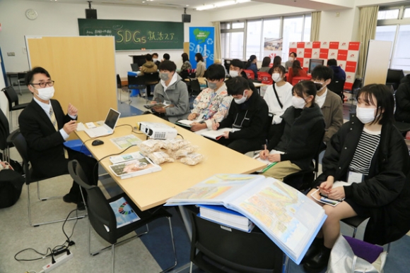 ＳＤＧｓ就活フェアで企業の説明に聞き入る大学生たち＝中村区の同朋大で