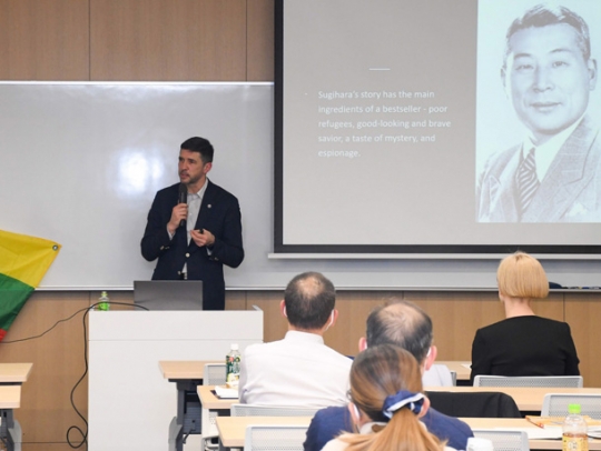 杉原千畝の功績を解説するストレルツォーバス館長(左)=東区の名城大ナゴヤドーム前キャンパスで