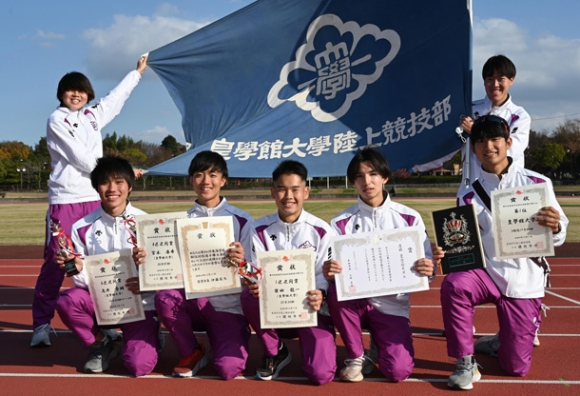 優勝し、笑顔で記念写真に納まる皇学館大の選手たち