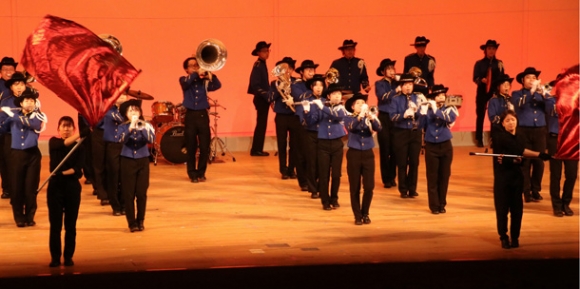 軽快に演奏する中部大シンフォニックバンド＝春日井市民会館で