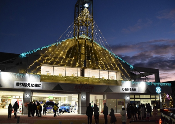 燃料電池車や電気自動車からの給電で点灯したイルミネーション＝みよし市三好丘のカリヨンハウスで