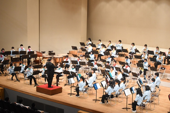 演奏を披露する団員＝常滑市の市民文化会館で