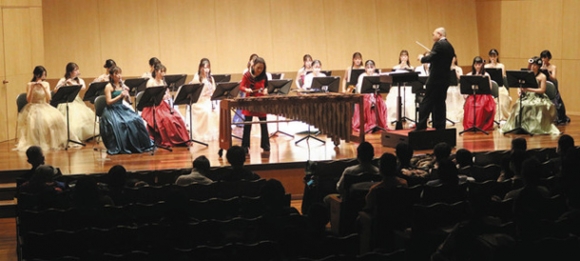 マリンバとの合奏などが披露されたコンサート=守山区の金城学院大で