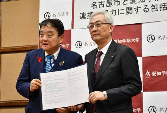 協定書を取り交わした引田学長(右)と河村市長=市役所で