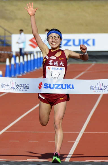 1位でゴールする名城大アンカーの谷本七星。5大会連続5度目の優勝を果たした=富士総合運動公園陸上競技場で