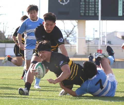 中部大－東京学芸大　後半２６分、ゴール左にトライを決める中部大ナンバー８高見修太（中）＝名古屋市のパロマ瑞穂ラグビー場で（伊東朋子撮影）