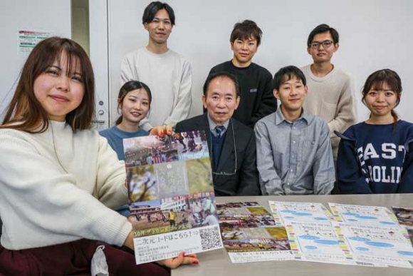 清水会長（中央）と広報紙をＰＲする学生たち＝中村区の愛知大で