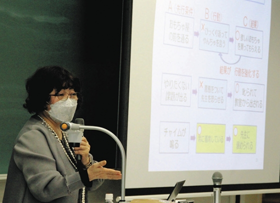 発達障害の子らへの支援方法を伝える吉田優英さん=守山区の金城学院大で