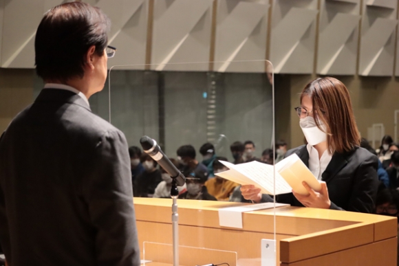 学生を代表してお礼の言葉を述べる大野さん（右）＝春日井市松本町の中部大で