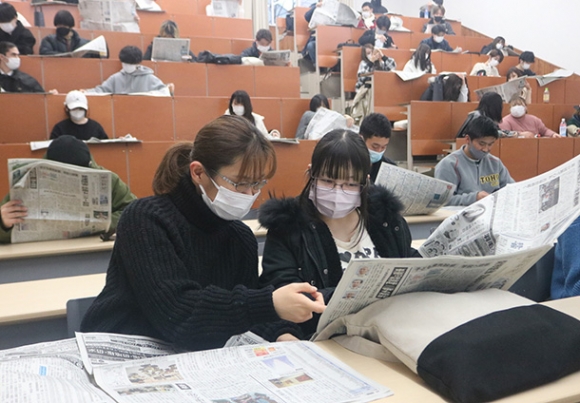 気になった記事について話し合う学生＝名東区の愛知東邦大で