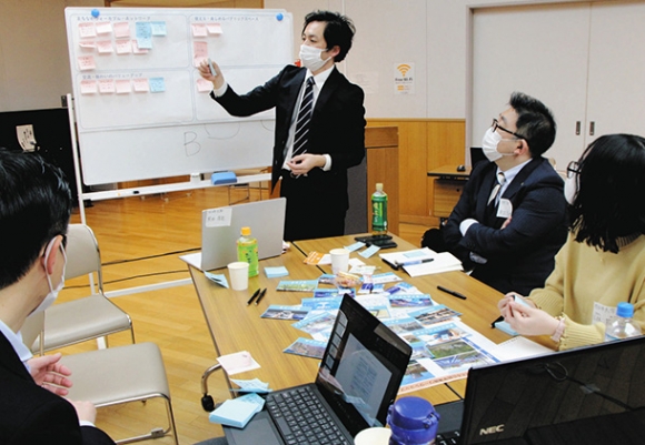 四日市の将来像を考える参加者たち＝四日市市本町の本町プラザで