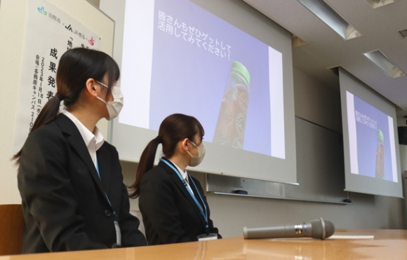 制作した山県市のＰＲ動画を発表する学生＝各務原市那加甥田町の中部学院大各務原キャンパスで