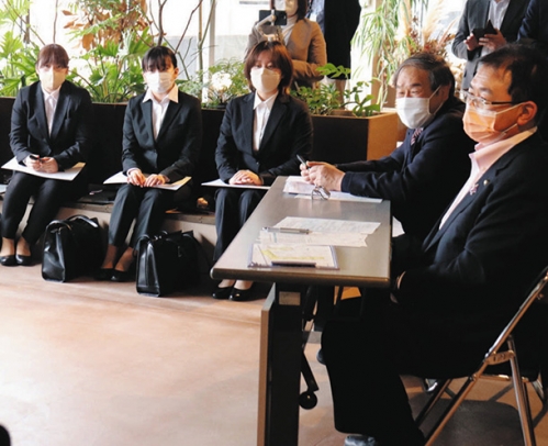 中根市長（右）と意見交換をする学生たち＝岡崎市康生通南のＮＥＫＫＯ　ＯＫＡＺＡＫＩで