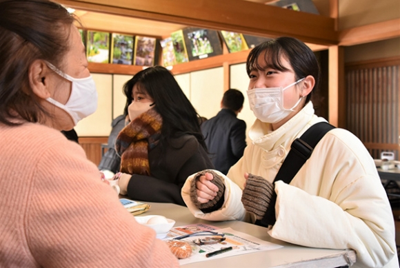 お年寄りが集まるサロンで会話し、困り事を聞く=南区明治2の明治コミュニティセンターで