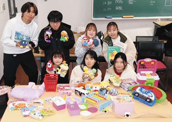 フリーマーケットに参加する学生たち＝美浜町の日本福祉大で