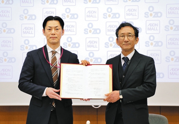 覚書を交わした園谷ゼネラルマネージャー（左）と伊藤学長＝豊橋市の豊橋創造大で