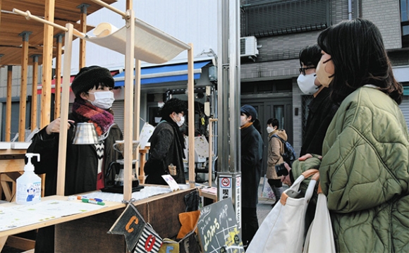 コーヒーをいれながら、思い入れのあるスポットを聞く稲森さん（左）＝一宮市栄で