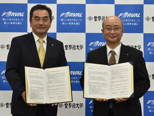 協定を結んだ中島社長（左）と新田学部長＝伊勢市の皇学館大で