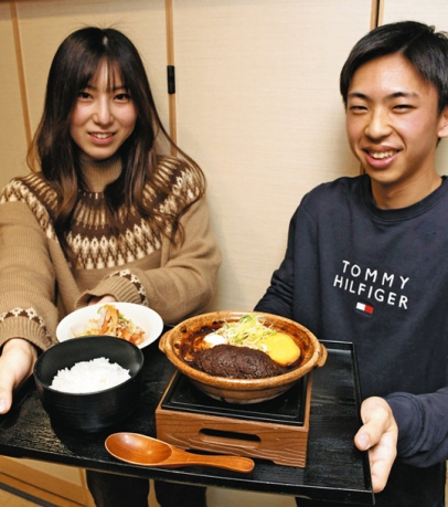 南山大の学生たちが開発した「みかわ牛　愛知香る味噌煮込みハンバーグ」＝栄のスギモト本店で