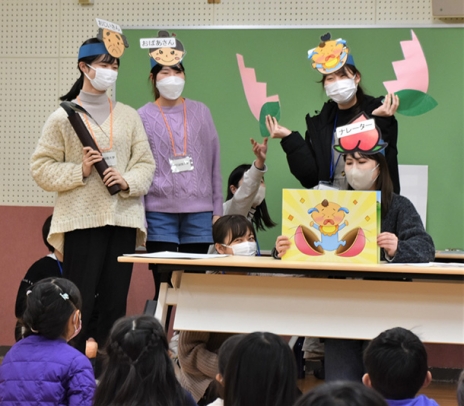 紙芝居で認知症患者との接し方を伝える愛知淑徳大の学生たち＝千種区の見付小で