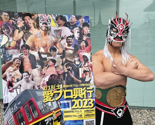 路面電車でのプロレス興行をPRするマチョさん=愛知県豊橋市で