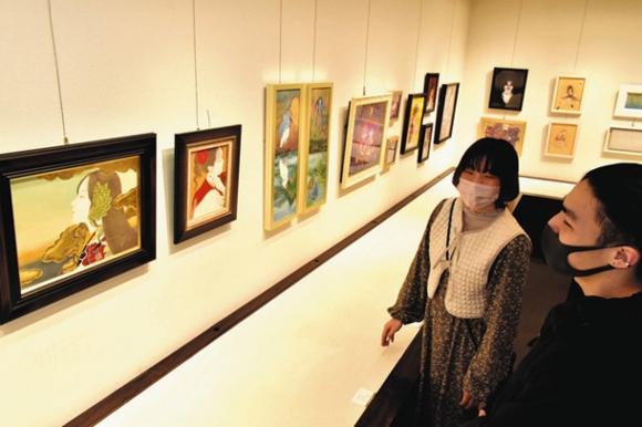 名古屋造形大、大学院の学生、卒業生らの選抜作品が並ぶ展示＝栄の名古屋三越栄店で