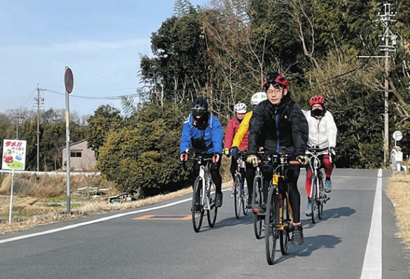 ウクライナ支援のため力を合わせて走るメンバーたち＝２日、瀬戸市内で（佐藤さん提供）