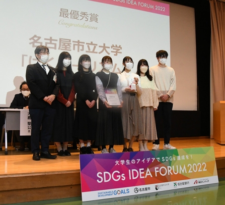 最優秀賞を受賞したメンバー＝瑞穂区の市立大桜山キャンパスで