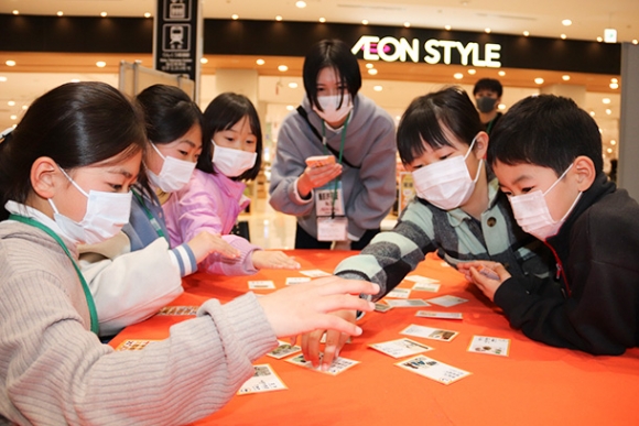 学生が読んだ札を取り合う子どもたち＝常滑市のイオンモール常滑で