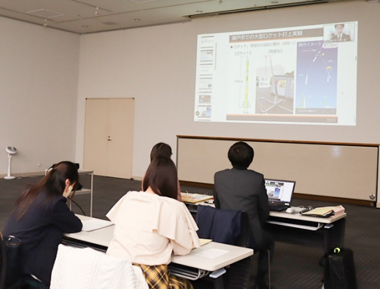 幅広い分野の活動に関する発表があった報告会＝瀬戸市蔵所町の瀬戸蔵で