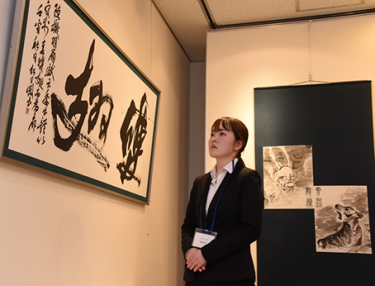 作品を紹介する今福さん＝岐阜市美江寺町の市民会館で
