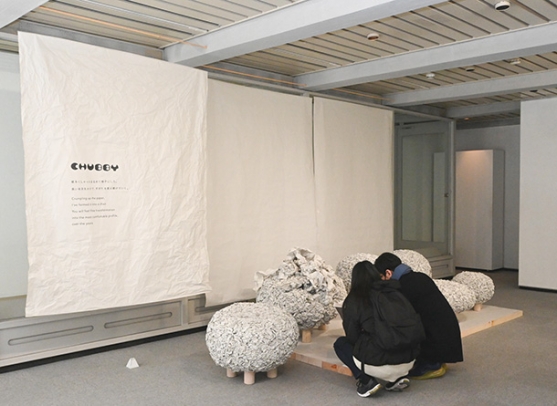 清水さんの「ＣＨＵＢＢＹ」を鑑賞する来場者たち＝長久手市の県立芸術大で