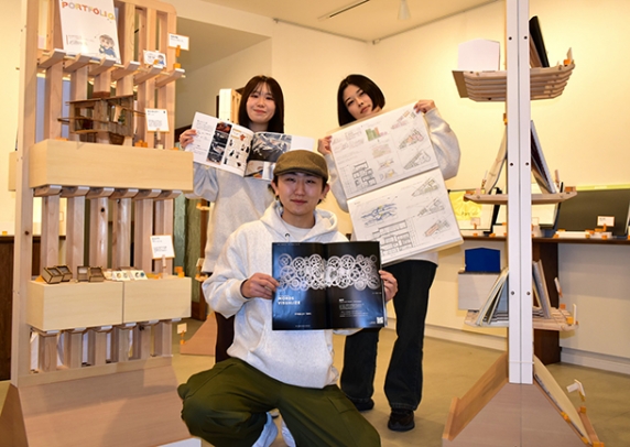 学生たちが自身の作品集をまとめ、展示したポートフォリオ展＝西区那古野１のエスプラナードギャラリーで