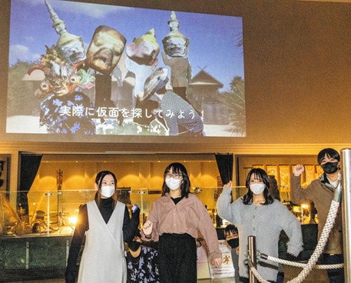 壁に投影された人物の顔が仮面になる展示＝犬山市今井のリトルワールドで