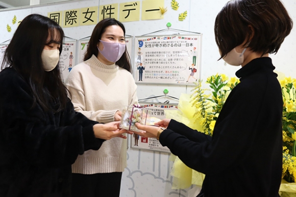 ドライフラワー付きのハーブティーを販売する学生たち（左）＝尾張旭市役所で