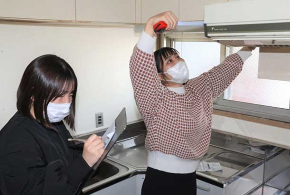 市営住宅の実測調査に取り組む岐阜女子大の学生＝各務原市那加雄飛ケ丘町で