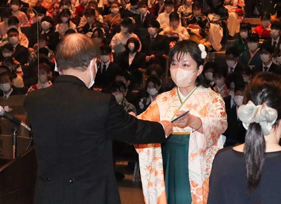 豊田学長から学位記を受け取る卒業生＝鈴鹿市の鈴鹿医療科学大で