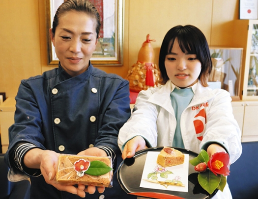 間引きされるツバキの花びらを使ったシフォンケーキをPRする池田加奈さん(左)と松井優佳さん=野々市市役所で