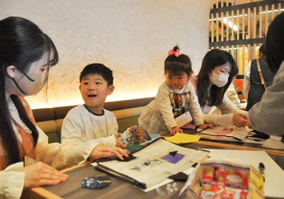 金城学院大の学生らと工作を楽しむ子どもたち＝守山区の「竜泉寺の湯　名古屋守山本店」で