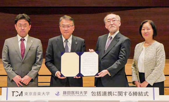 協定書を交わす湯沢学長（左から２人目）と野平学長（同３人目）＝東京都目黒区の東京音楽大で（藤田医科大提供）