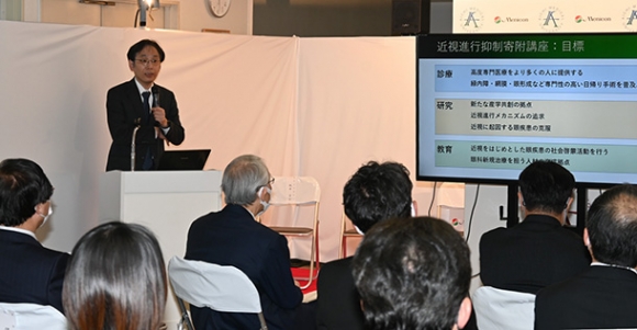 研究成果や今後の計画について話す三木教授（左）