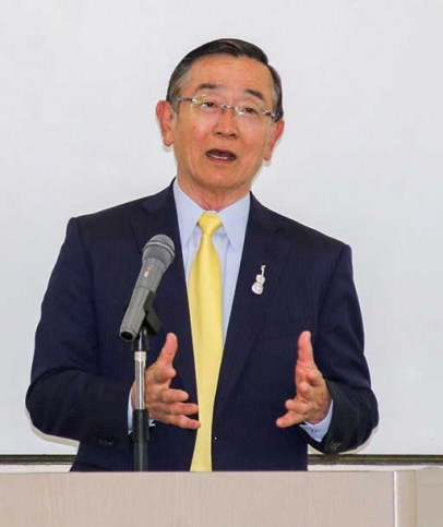 目標を追い続けることの重要性を力説する宗次さん＝関市桐ケ丘の中部学院大関キャンパスで